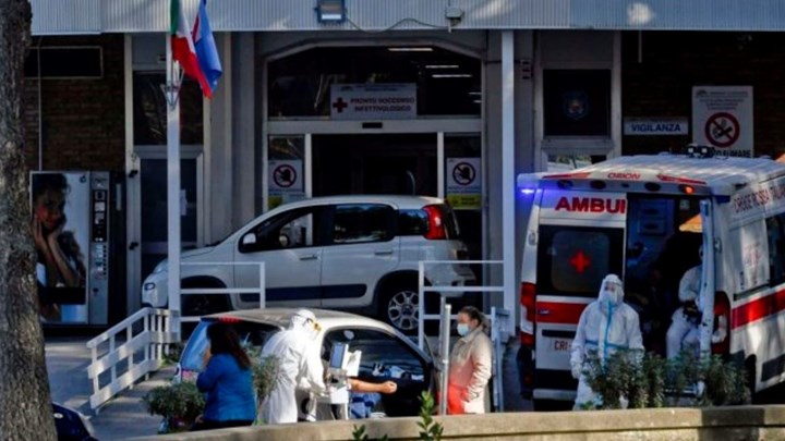 Κορονοϊός-Ιταλία: Ασθενής βρέθηκε νεκρός σε τουαλέτα νοσοκομείου στη Νάπολη – Σοκάρει το βίντεο