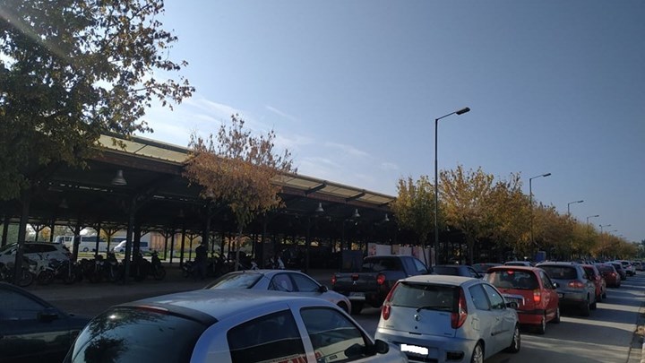 Λάρισα: Μποτιλιάρισμα για… rapid test – Ουρές στη Σκεπαστή Αγορά της Νεάπολης – ΦΩΤΟ