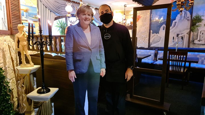 Γερμανία: Ο Έλληνας ιδιοκτήτης εστιατορίου που λατρεύει τη Μέρκελ – Παρήγγειλε κέρινο ομοίωμά της