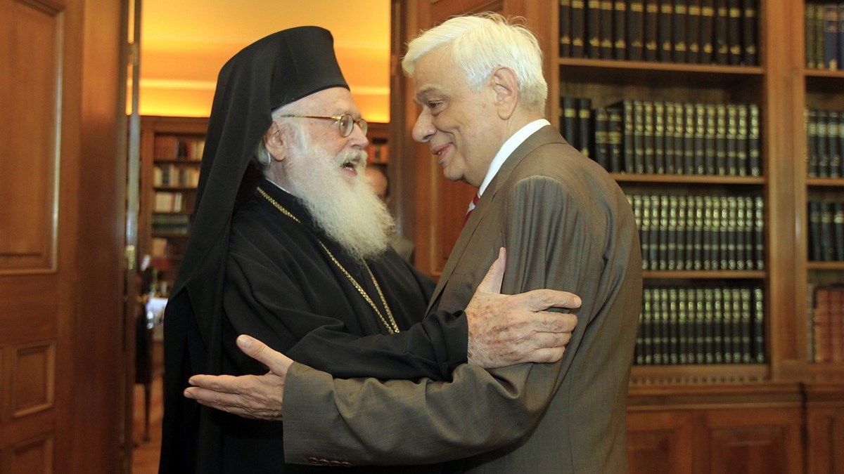 Τηλεφωνική επικοινωνία του Προκόπη Παυλόπουλου με τον Αρχιεπίσκοπο Aλβανίας