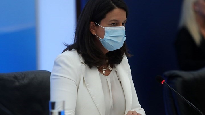 Σχολεία: Η Κεραμέως στη σημερινή ενημέρωση για τον κορονοϊό