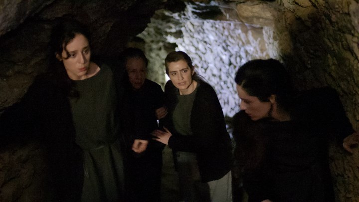 Άγριες Μέλισσες – Spoiler: “Βράζουν” οι Σεβαστοί με την απόδραση της Ελένης – Το μυστικό που αποκαλύπτεται