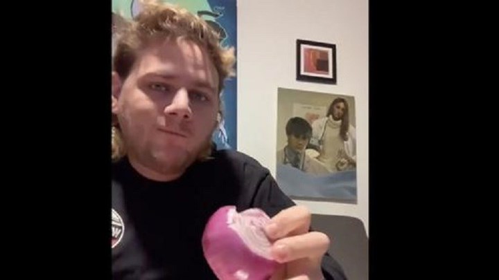 Viral: Έφαγε ωμό κρεμμύδι στο TikTok για το «COVID Taste Test»  – Το βίντεο με τα 15,4 εκατ. προβολές