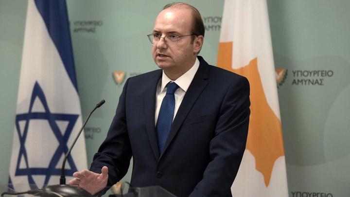 Κορονοϊός – Κύπρος: Σε καραντίνα ο υπουργός Άμυνας – Ήρθε σε επαφή με Έλληνα που διαγνώστηκε θετικός