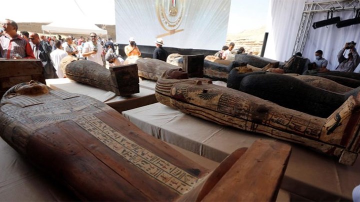 Ιστορική ανακάλυψη στην Αίγυπτο: Βρέθηκαν 100 άθικτες σαρκοφάγοι στη Νεκρόπολη της Σακκάρα