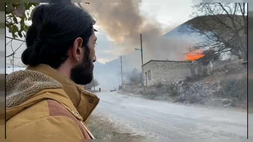Συγκλονιστικές εικόνες στο Ναγκόρνο Καραμπάχ: Αρμένιοι καίνε τα σπίτια τους για να μην τα πάρουν οι Αζέροι – ΒΙΝΤΕΟ