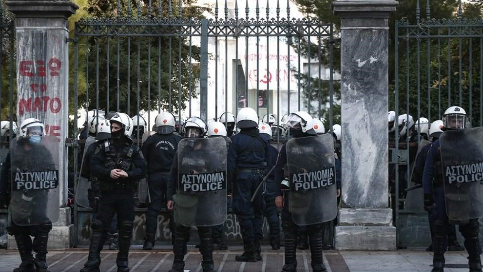 ΕΛ.ΑΣ.: Απαγορεύονται οι συγκεντρώσεις σε όλη τη χώρα έως και την Τετάρτη – “Τσουχτερά” τα πρόστιμα