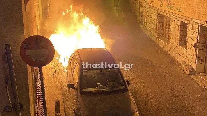 Θεσσαλονίκη: Στις φλόγες τυλίχθηκε σταθμευμένο αυτοκίνητο στην Άνω Πόλη – ΒΙΝΤΕΟ