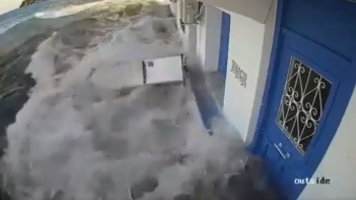 Σάμος: ΒΙΝΤΕΟ – ντοκουμέντο με το τσουνάμι που χτύπησε το νησί μετά τον φονικό σεισμό