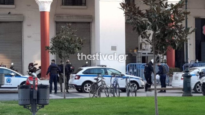 Θεσσαλονίκη: Προσήχθησαν επτά άτομα που προσπάθησαν να κρεμάσουν πανό σε μνημείο – ΦΩΤΟ
