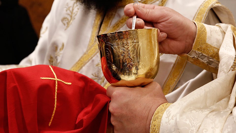 Ιερά Σύνοδος: Νευρωτικοί όσοι επιμένουν ότι ο κορονοϊός μεταδίδεται με τη Θεία Κοινωνία