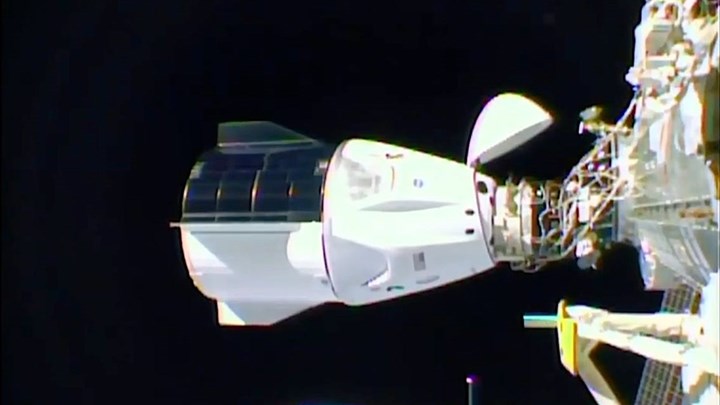 Ιστορική στιγμή για τη NASA: Το Crew Dragon “έδεσε” στον Διεθνή Διαστημικό Σταθμό – Η αποτυχία της ESA