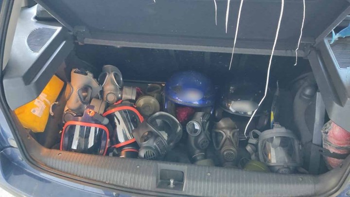 Πολυτεχνείο: Κοντάρια, μάσκες και κράνη εντόπισε η ΕΛ.ΑΣ. – Μέλος του Επαναστατικού Αγώνα ανάμεσα στους προσαχθέντες – ΦΩΤΟ