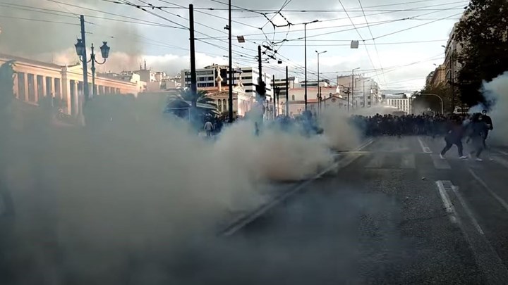 Πολυτεχνείο: Επιχείρηση διάλυσης της κινητοποίησης καταγγέλλει το ΚΚΕ – Αποχώρησαν με συγκροτημένη πορεία