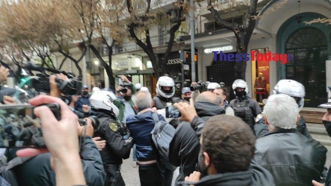 Επέτειος Πολυτεχνείου: Επεισόδια και προσαγωγές στη Θεσσαλονίκη – ΒΙΝΤΕΟ