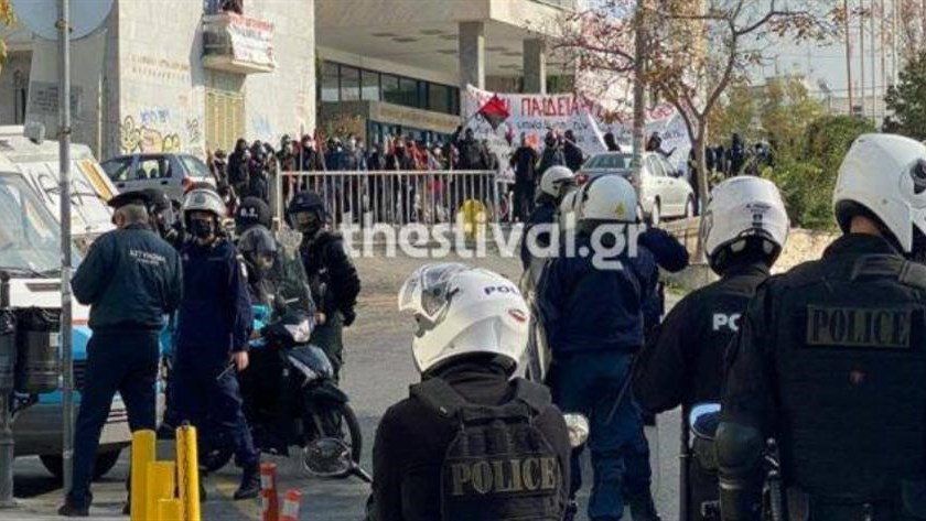Πολυτεχνείο – Θεσσαλονίκη: Αντιεξουσιαστές με κράνη και ρόπαλα στις φοιτητικές εστίες