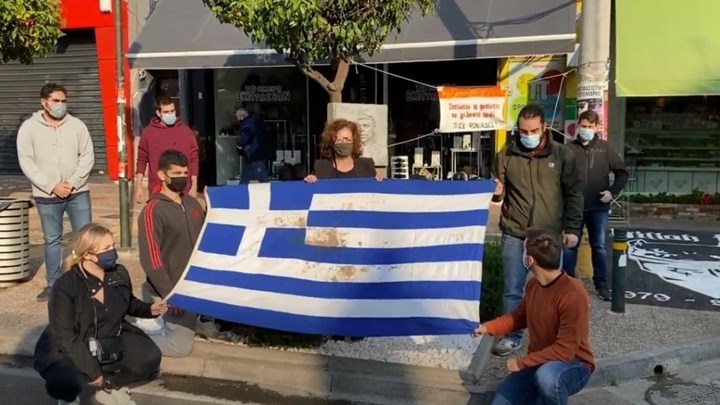 Πολυτεχνείο: Η Μάγδα Φύσσα με την αιματοβαμμένη σημαία στο σημείο που δολοφονήθηκε ο Παύλος – ΒΙΝΤΕΟ