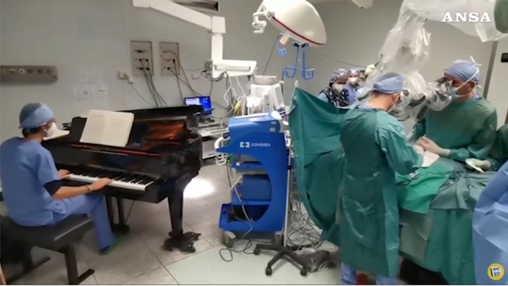 Συγκινητικό ΒΙΝΤΕΟ: Γιατρός έπαιζε πιάνο δίπλα σε 10χρονο ασθενή σε επέμβαση αφαίρεσης όγκου