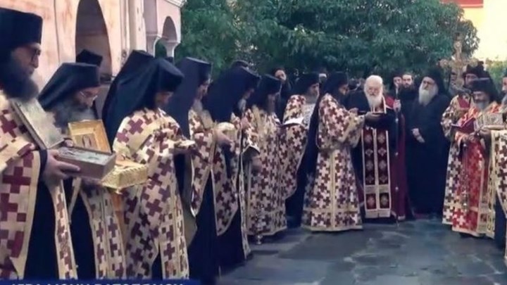 Βατοπέδι: Λιτανεία χωρίς μάσκες για την απαλλαγή από τον κορονοϊό – ΒΙΝΤΕΟ