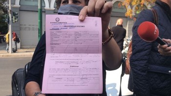 Τι λέει το υπουργείο Προστασίας του Πολίτη για την άρση του προστίμου στη γυναίκα που άφησε λουλούδι στο Πολυτεχνείο