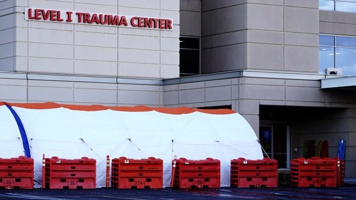 Συνωμοσιολόγοι μπήκαν κρυφά σε νοσοκομείο για να δουν αν οι ΜΕΘ είναι γεμάτες με ασθενείς με κορονοϊό