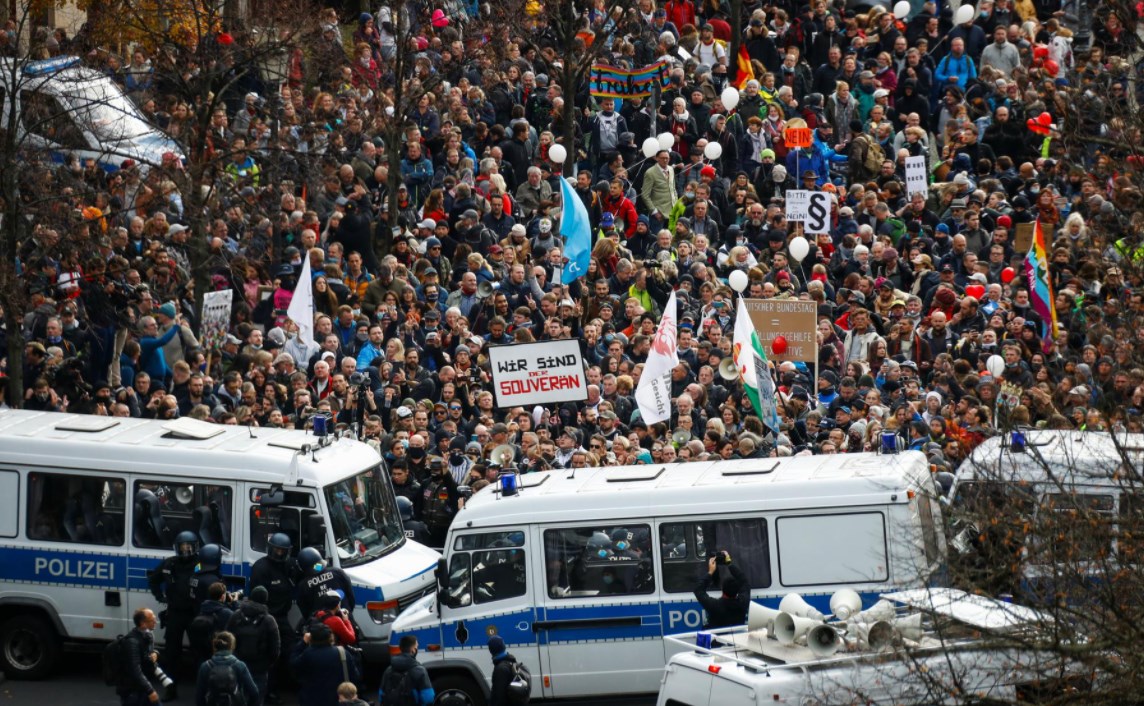 Κορονοϊός – Βερολίνο: Χιλιάδες άνθρωποι στους δρόμους κατά των μέτρων της Μέρκελ – ΒΙΝΤΕΟ