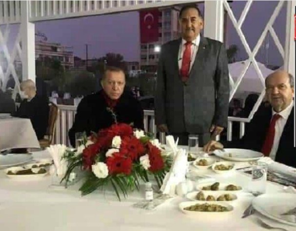 Νέα πρόκληση Ερντογάν: Φωτογραφήθηκε πλάι στον δολοφόνο του Σολομώντα Σολωμού – ΦΩΤΟ