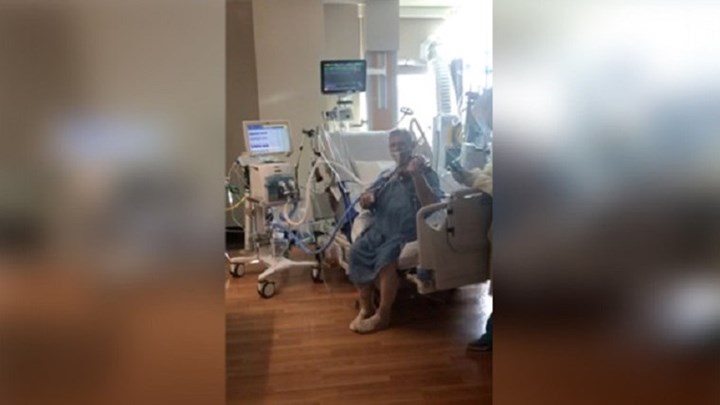 Συγκινητικό ΒΙΝΤΕΟ: Διασωληνωμένος ασθενής παίζει βιολί για να ευχαριστήσει τους νοσηλευτές του