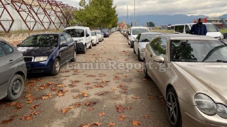 Λαμία: Ουρά αυτοκινήτων για τα rapid test – ΦΩΤΟ