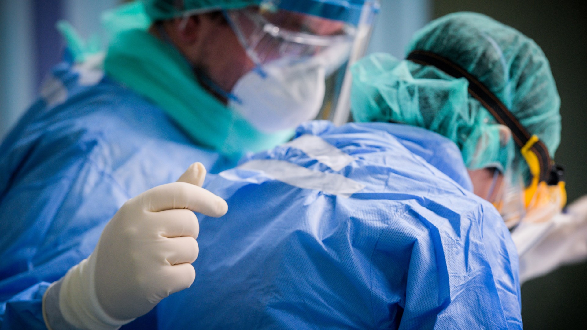 Κορονοϊός: “Ξεχάστε τα Χριστούγεννα που ξέρετε” – Η πρόβλεψη καθηγητή για αύξηση νεκρών και διασωληνωμένων