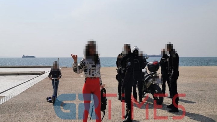 Θεσσαλονίκη: Ξαναχτύπησε η “παρουσιάστρια” που είχε επιτεθεί στον Χαρδαλιά – Εξύβρισε αστυνομικό