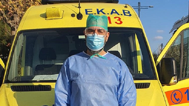 Συγκλονίζει διασώστης του ΕΚΑΒ: Νέοι άνθρωποι παρακαλούν για λίγο οξυγόνο και λιποθυμούν