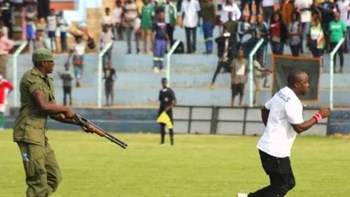 Ζάμπια: Αστυνομικός κυνήγησε με όπλο οπαδό – ΒΙΝΤΕΟ