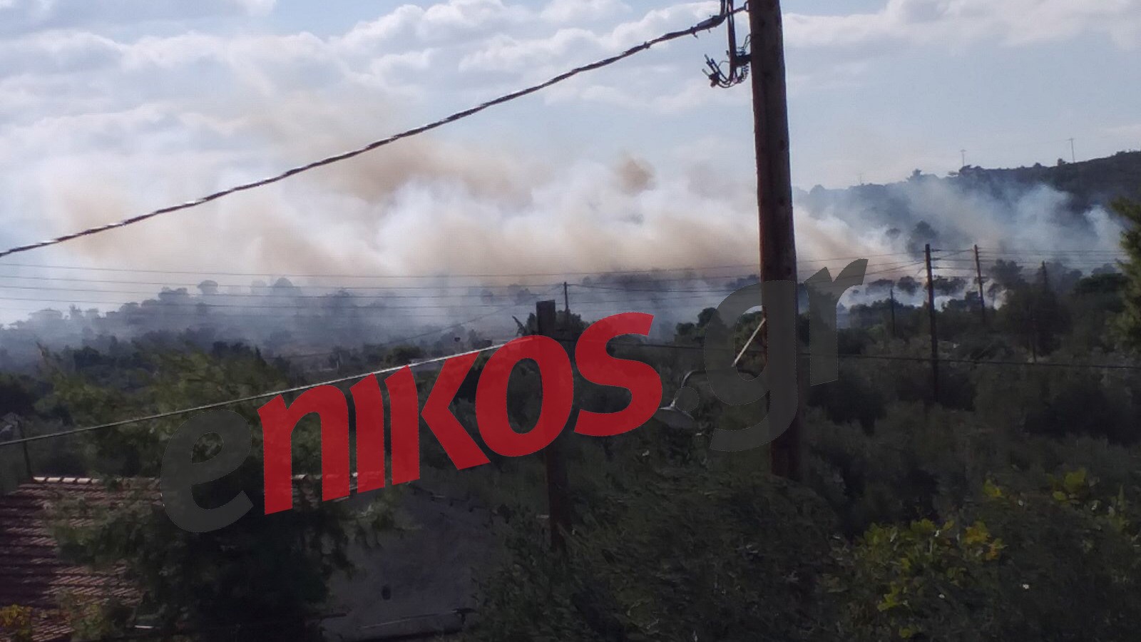 Φωτιά στους Αγίους Θεοδώρους: Ισχυροί άνεμοι δυσχεραίνουν το έργο της κατάσβεσης