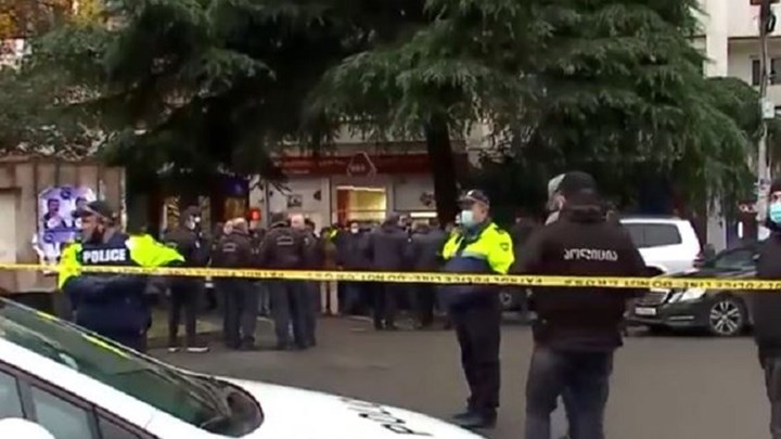 Συναγερμός στην Τιφλίδα: Ένοπλος κρατά εννέα ομήρους – ΒΙΝΤΕΟ