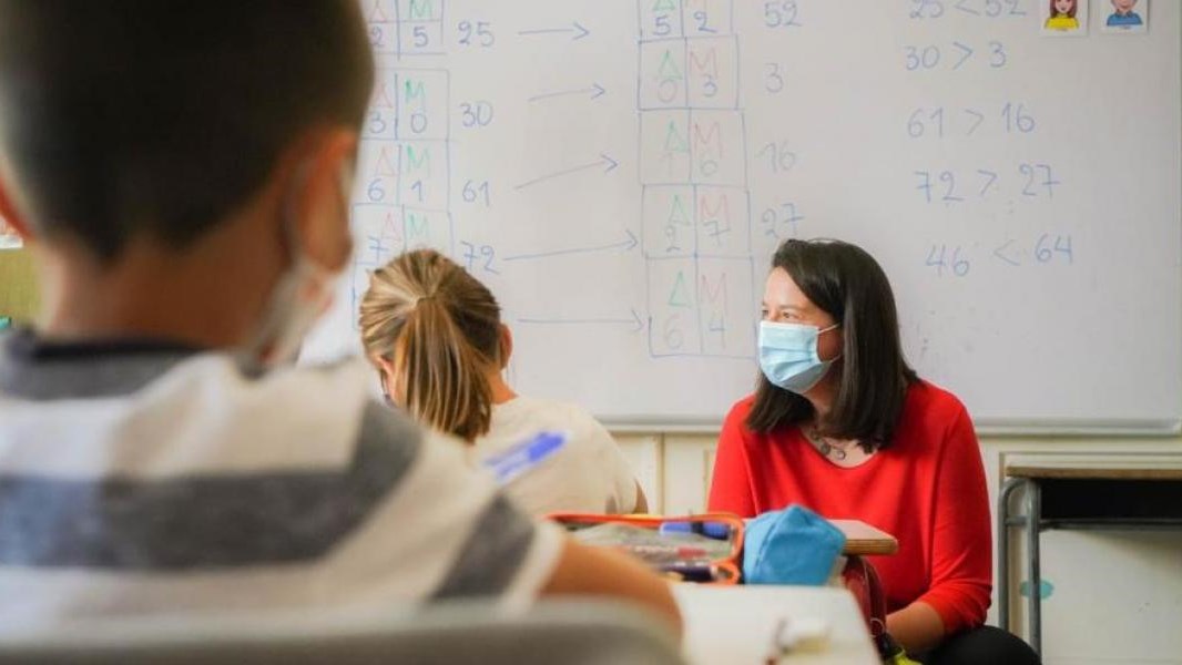 Ποια σχολεία θα ανοίξουν πρώτα – Τι αναφέρει η Κεραμέως για τηλεκπαίδευση, tablets και απουσίες