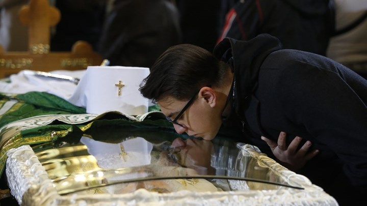 Σοκάρουν οι εικόνες από τη Σερβία – Συνωστισμός και χωρίς μάσκες στο λαϊκό προσκύνημα για τον Πατριάρχη Ειρηναίο – ΦΩΤΟ