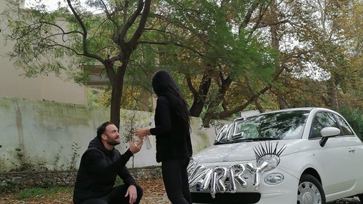 Κρήτη: Η πρόταση γάμου που έκανε ποδοσφαιριστής στην αγαπημένη του με δώρο… αυτοκίνητο