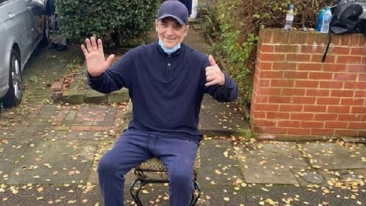 Κορονοϊός: Επέστρεψε σπίτι του έπειτα από… 222 ημέρες στο νοσοκομείο – Τον υποδέχτηκαν σαν ήρωα