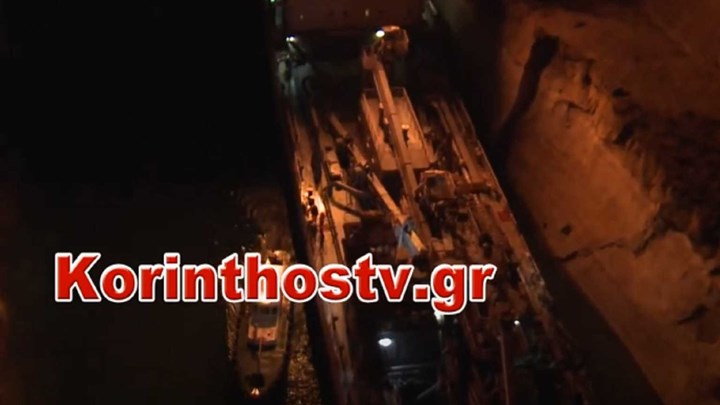 Ισθμός Κορίνθου: Κόβει την ανάσα η μεγάλη κατολίσθηση τη στιγμή της ρυμούλκησης του πλοίου