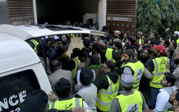 Πακιστάν: Λαοθάλασσα στην κηδεία θρησκευτικού ηγέτη – Τρομάζουν οι εικόνες – ΦΩΤΟ – ΒΙΝΤΕΟ