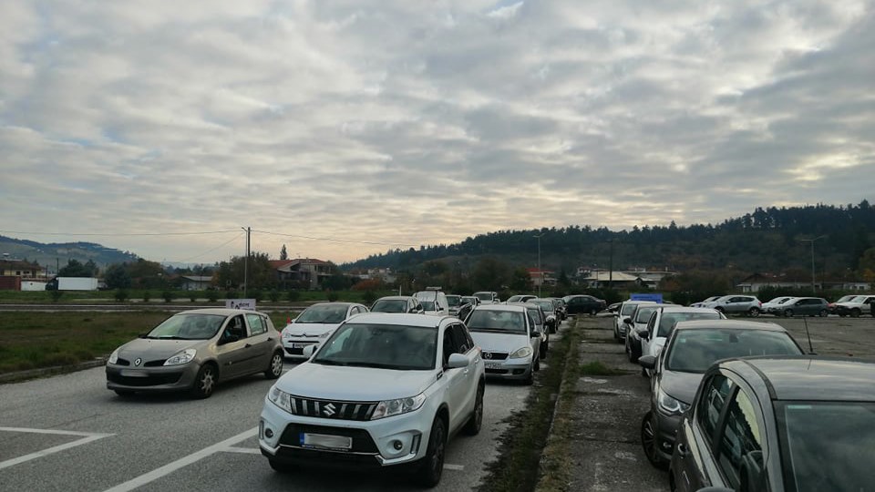 Κορονοϊός: “Ουρές” με το… καλημέρα για rapid test στα Τρίκαλα – ΦΩΤΟ