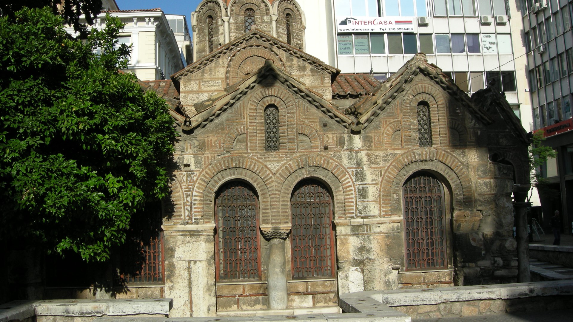 Καπνικαρέα: Γιατί ονομάζεται έτσι το ιστορικό εκκλησάκι στην Ερμού