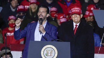 Ντόναλντ Τραμπ Τζούνιορ: Σάλος από το ΒΙΝΤΕΟ όπου ο Ντόναλντ Τραμπ “σπάει” στο ξύλο τον Τζο Μπάιντεν