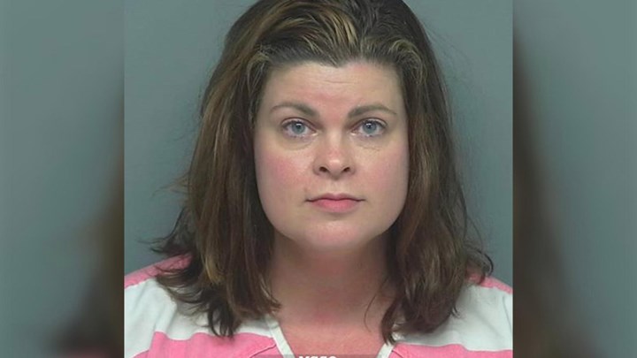 ΗΠΑ: 20 χρόνια φυλάκισης για δασκάλα που κακοποίησε σεξουαλικά 14χρονο και 13χρονη – Την “έκαψαν” τα sms