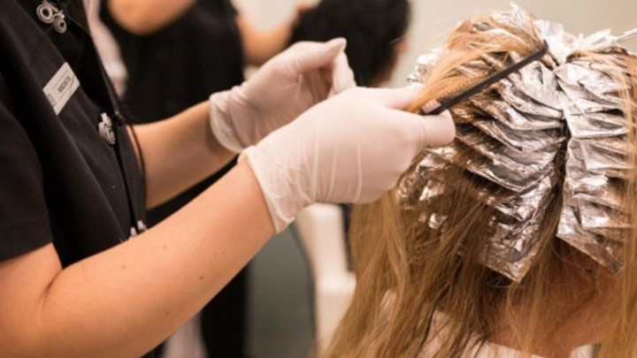 Lockdown: Με SMS πάνε για κατ’ οίκον κούρεμα – Στέλνουν το “4” και κάνουν «χρυσές δουλειές» – ΒΙΝΤΕΟ