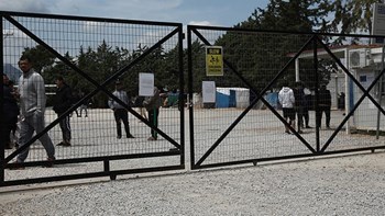 Μαλακάσα: Βγήκαν μαχαίρια κατά αστυνομικών στη δομή μεταναστών