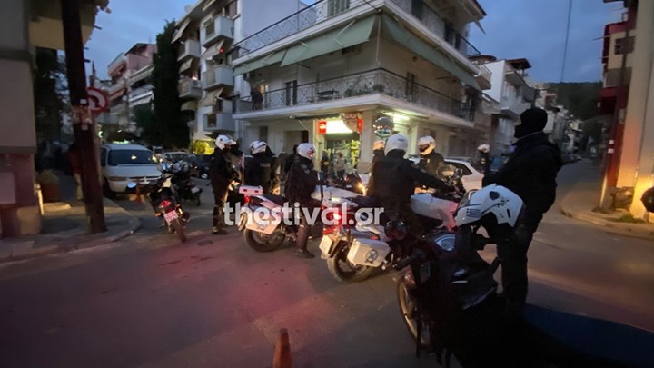 Θεσσαλονίκη: Έξι συλλήψεις έπειτα από έλεγχο για συνωστισμό – Ένας τραυματίας αστυνομικός
