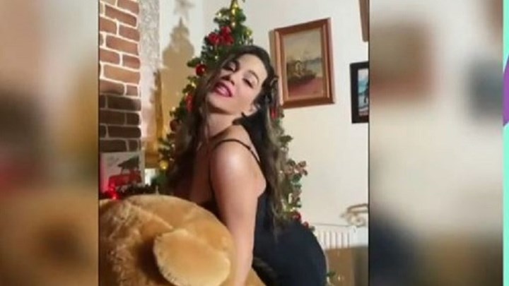 Κατερίνα Στικούδη: Ο sexy χορός της μπροστά από το χριστουγεννιάτικο δέντρο της – ΒΙΝΤΕΟ