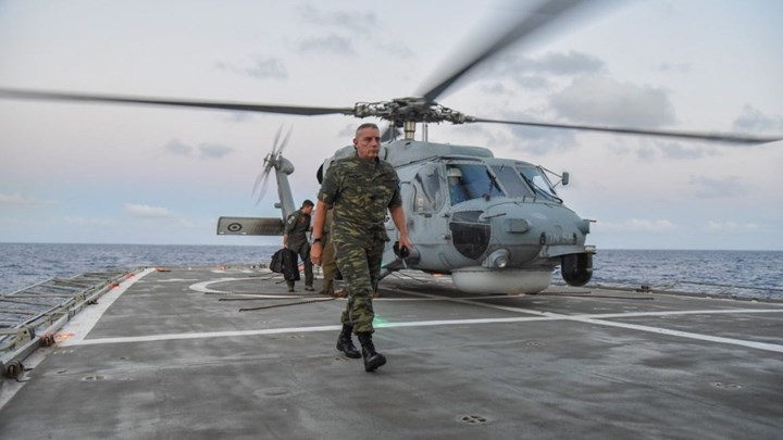 Ένοπλες Δυνάμεις: 15.000 προσλήψεις και ρύθμιση για τους ΟΒΑ με παρέμβαση Φλώρου – Επιβεβαίωση του enikos.gr